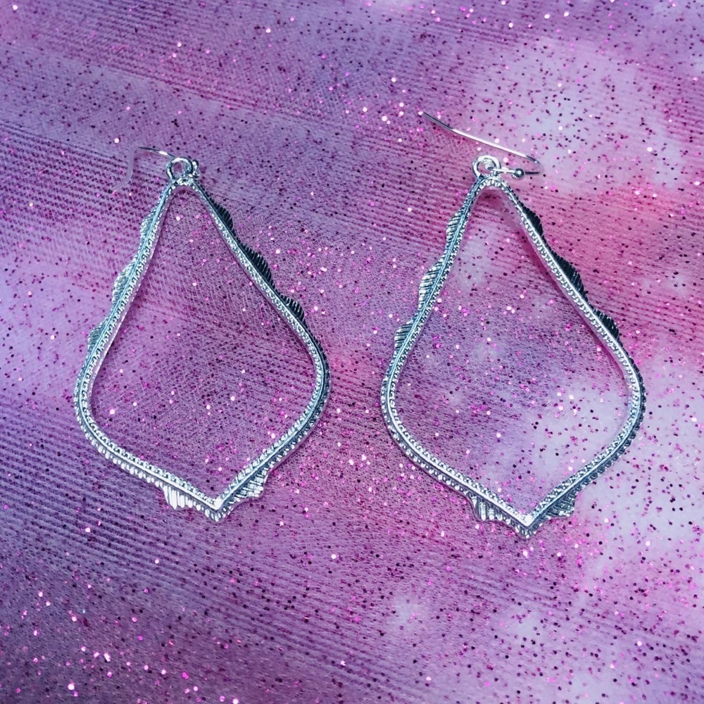 🎁 Gorgeous Silver Tone Earrings 🎁 NEW - Picture 2 of 3